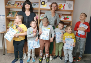 Dzieci z paniami Ewą i Iwonką prezentują dyplomy 1
