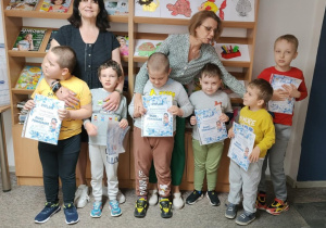 Dzieci z paniami Ewą i Iwonką prezentują dyplomy 2
