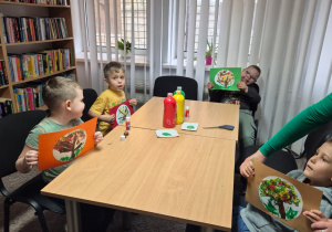 Spotkanie w MBP - przedszkolaki podczas wykonywania pracy plastycznej