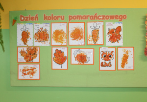 Dzień pomarańczowy - na zdjęciu galeria prac plastycznych