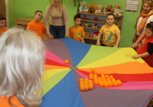 Dzień pomarańczowy - na zdjęciu zabawa z chustą animacyjną