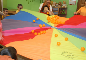 Dzień pomarańczowy - na zdjęciu zabawa z chustą animacyjną