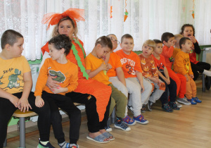 Dzień pomarańczowy - na zdjęciu przedszkolaki w pomarańczowych strojach