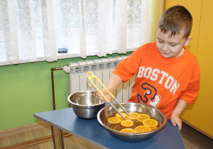Dzień pomarańczowy - na zdjęciu Yaroslav łowi plastry pomarańczy