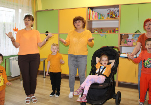 Dzień pomarańczowy - na zdjęciu Antoś, Filip, Nadia i Ksawery z Panią Dyrektor, p. Ulą i Anią podczas zabawy przy muzyce