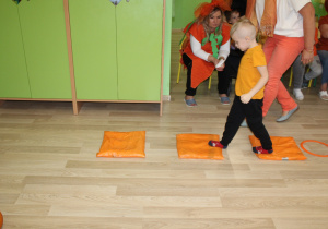 Dzień pomarańczowy - na zdjęciu Filip przechodzi po sensorycznych, pomarańczowych workach