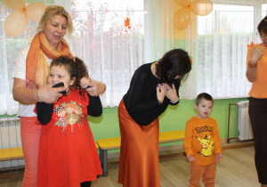 Dzień pomarańczowy - na zdjęciu Julia i Antoś z p. Agnieszką, Pauliną i Ulą podczs zabawy przy muzyce