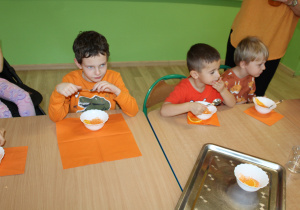 Dzień pomarańczowy - na zdjęciu Kuba, Wiktor i Mikołaj podczas słodkiego poczęstunku