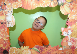 Dzień pomarańczowy - na zdjęciu Szymon w jesiennej fotoramce