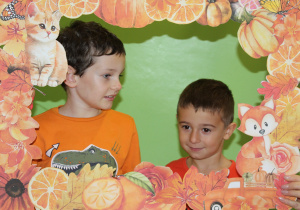 Dzień pomarańczowy - na zdjęciu Kuba i Wiktor w jesiennej fotoramce