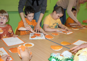Dzień pomarańczowy - na zdjęciu przedszkolaki podczas malowania