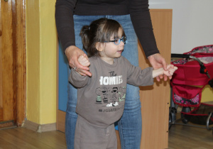 Tydzień higieny - na zdjęciu Marysia w trakcie zabawy muzyczno - ruchowej