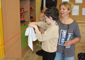 Tydzień higieny - na zdjęciu Kuba rozwiesza "pranie" na sznurku