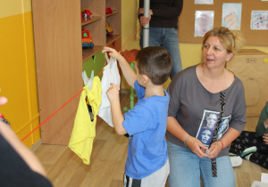 Tydzień higieny - na zdjęciu Wiktor rozwiesza "pranie"