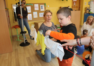 Tydzień higieny - na zdjęciu Krzysiu rozwiesza "pranie"