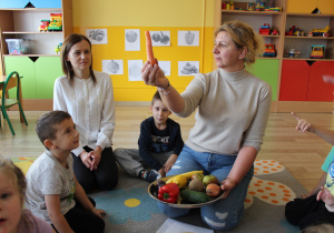 Tydzień higieny - na zdjęciu przedszkolaki i p. Agnieszka oglądają owoce i warzywa