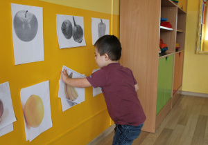 Tydzień higieny - na zdjęciu Antoś przy tablicy tematycznej