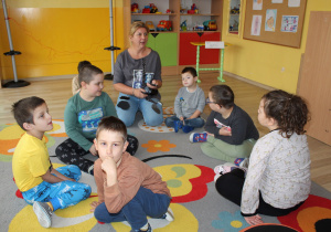 Tydzień higieny - na zdjęciu przedszkolaki i p. Agnieszka siedzą w kole