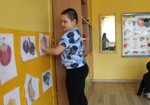 Tydzień higieny - na zdjęciu Mikołaj przy tablicy tematycznej