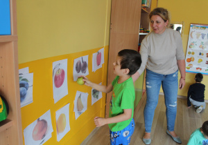 Tydzień higieny - na zdjęciu Ksawery dopasowuje owoce do obrazków