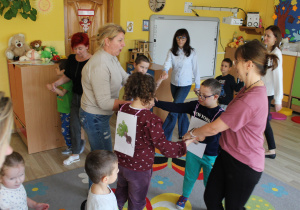 Tydzień higieny - na zdjęciu Szymon i Julia z p. Agnieszką i Ulą tańczą do piosenki "Buraczek i cebulka"