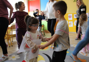 Tydzień higieny - na zdjęciu Marysia i Wiktor tańczą do piosenki "Buraczek i cebulka"