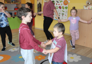 Tydzień higieny - na zdjęciu Kuba i Antoś tańczą do piosenki "Buraczek i cebulka"