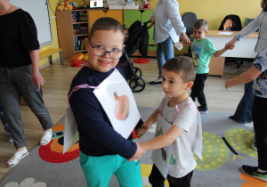 Tydzień higieny - na zdjęciu Szymon i Wiktor tańczą do piosenki "Buraczek i cebulka"