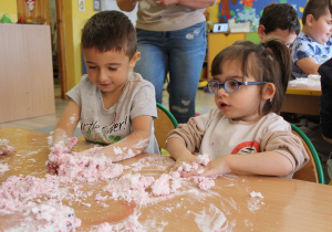 Tydzień higieny - na zdjęciu Marysia i Wiktor robią masę plastyczną z mąki ziemniaczanej