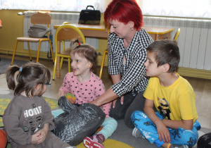 Tydzień higieny - na zdjęciu Nadia, Marysia i Ksawery z p. Anią w trakcie zabawy "Czarodziejski worek"