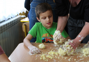 Tydzień higieny - na zdjęciu Ksawery lepi owoce z masy plastycznej