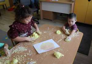 Tydzień higieny - na zdjęciu przedszkolaki Julia i Antoś lepią owoce z masy plastycznej