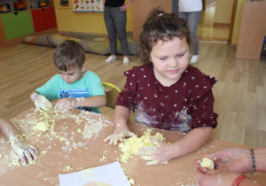 Tydzień higieny - na zdjęciu Julia i Boguś lepią owoce z masy plastycznej