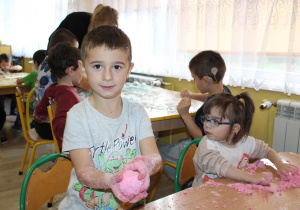 Tydzień higieny - na zdjęciu Wiktor i Marysia lepia owoce z masy plastycznej