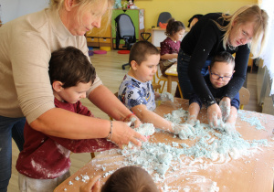 Tydzień higieny - na zdjęciu Kuba, Mikołaj i Szymon z p. Agnieszką i Anetką robią masę plastyczną z mąki ziemniaczanej