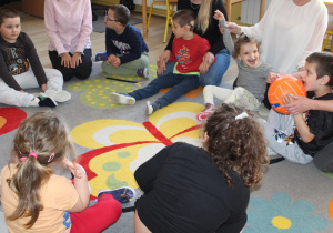 Tydzień higieny - na zdjęciu przedszkolaki w trakcie zabawy z piłką