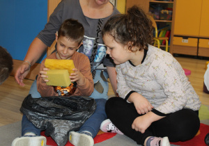 Tydzień higieny - na zdjęciu Michał i Julia w trakcie zabawy "Czarodziejski worek"