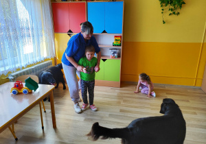 Zajęcia z dogoterapii - Celinka z terapeutką podchodzi do psa