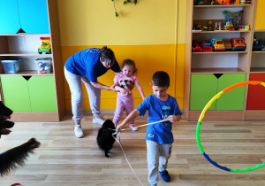 Zajęcia z dogoterapii - Lena z terapeutką prowadzi na smyczy psa