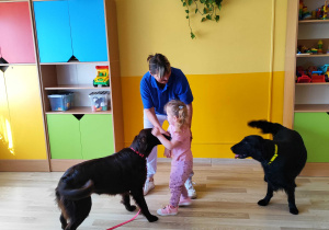 Zajęcia z dogoterapii - Lena głaszcze psa