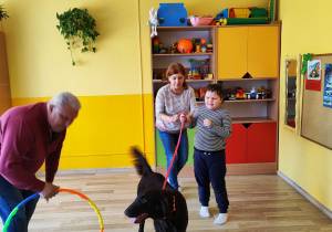 Zajęcia z dogoterapii - Julia prowadzi psa na smyczy