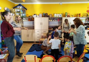 Dzieci wspólnie z Paniami wykonują ćwiczenia rozładowujące złe emocje