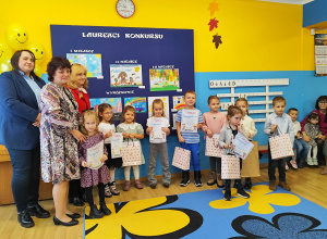 Laureaci konkursu wraz z Panią wiceprezydent Małgorzatą Kańską–Kipigroch, przewodniczącą komisji konkursowej Panią Anną Zwierzyńską oraz Panią dyrektor przedszkola Specjalnego Marią Klauza.