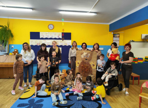 Dzieci z Paniami i swoimi misiami prezentują pracę plastyczną.