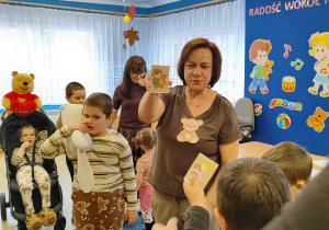 Dzieci odnajdują pary takich samych misiów.