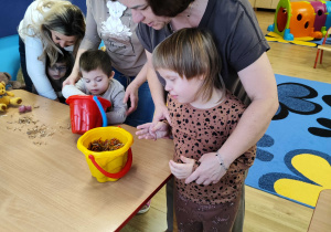 Celinka z Antosiem szukają misiów w wiaderkach