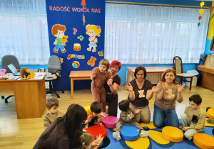 Dzieci z Paniami wyklaskują rytm do piosenki