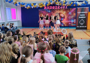 Dzieci oglądają układ taneczny w wykonaniu uczennic PSP nr 3
