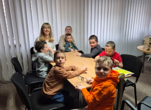 Chłopcy z p. Kasią w bibliotece