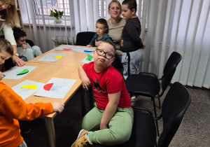 Chłopcy prezentują swoje prace.